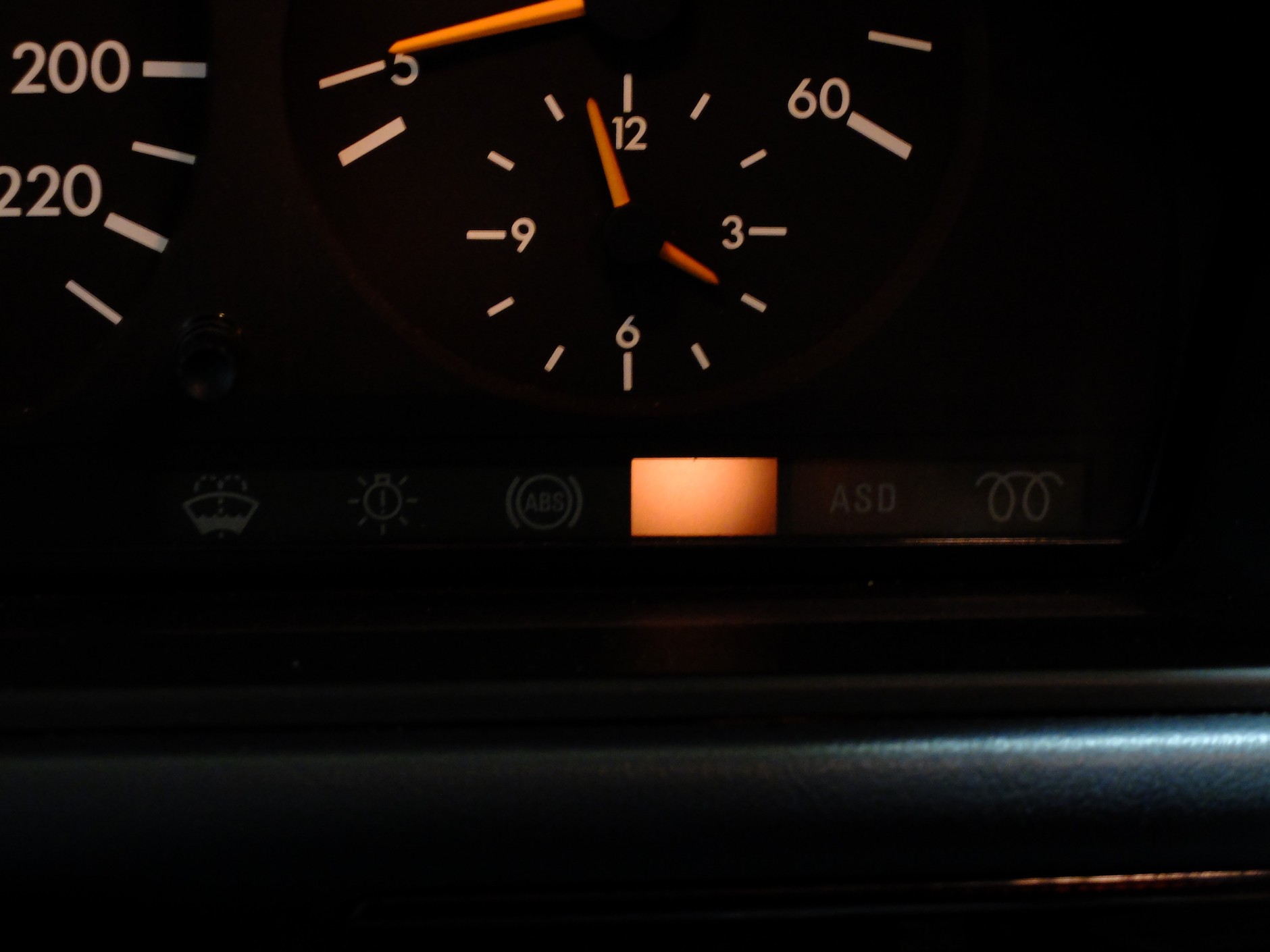 Kontrolka przepalonej żarówki: w nowszych modelach aut da się ją zgasić za pomocą dodatkowych modułów CAN, w tym przypadku jednak to niemożliwe – można jedynie wyjąć żaróweczkę z zegarów