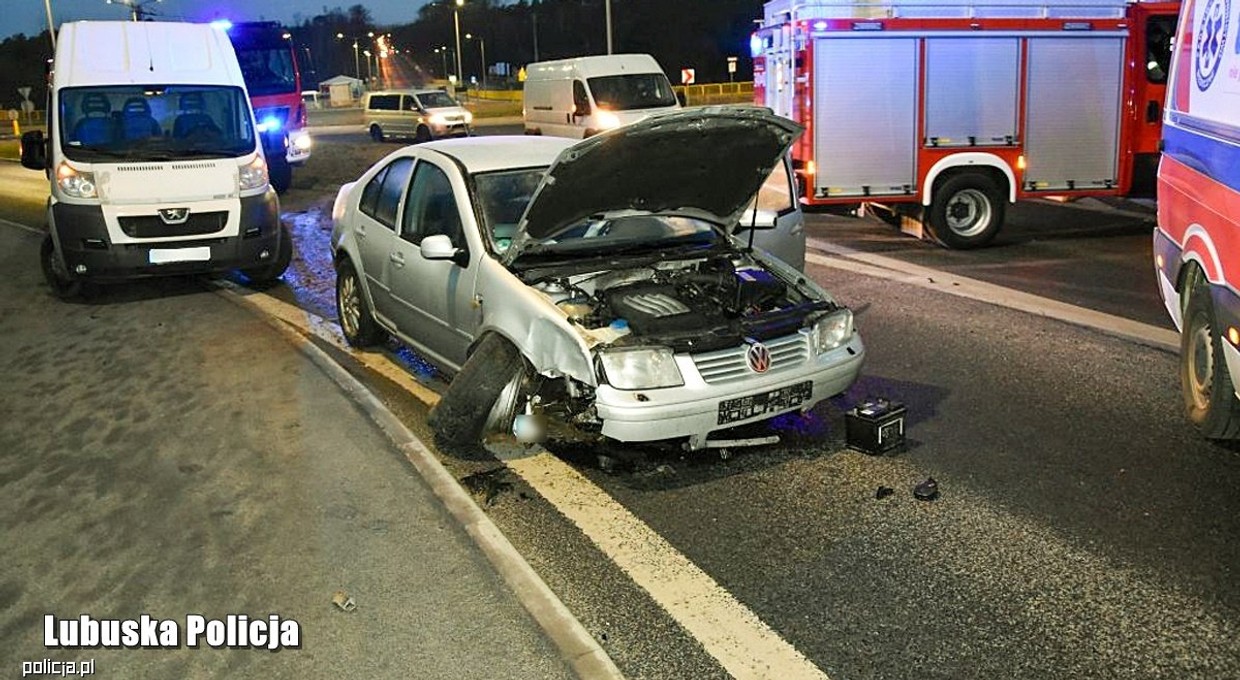 Był tak pijany, że jadąc na samej feldze, przeciął rondo na wprost