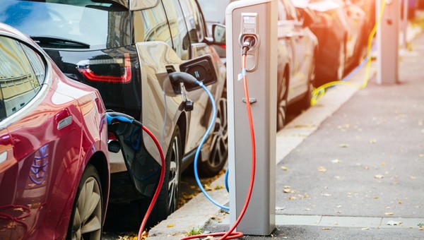 Nie milion, a półtora miliona: boom na auta elektryczne w Polsce według Ministerstwa Klimatu