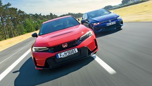 Honda Civic Type R kontra Volkswagen Golf R Performance. Który hot hatch zapewnia więcej sportowych emocji?