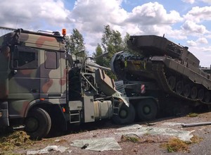 Laweta z czołgiem zrobiła demolkę na autostradzie. Wszystko przez oponę