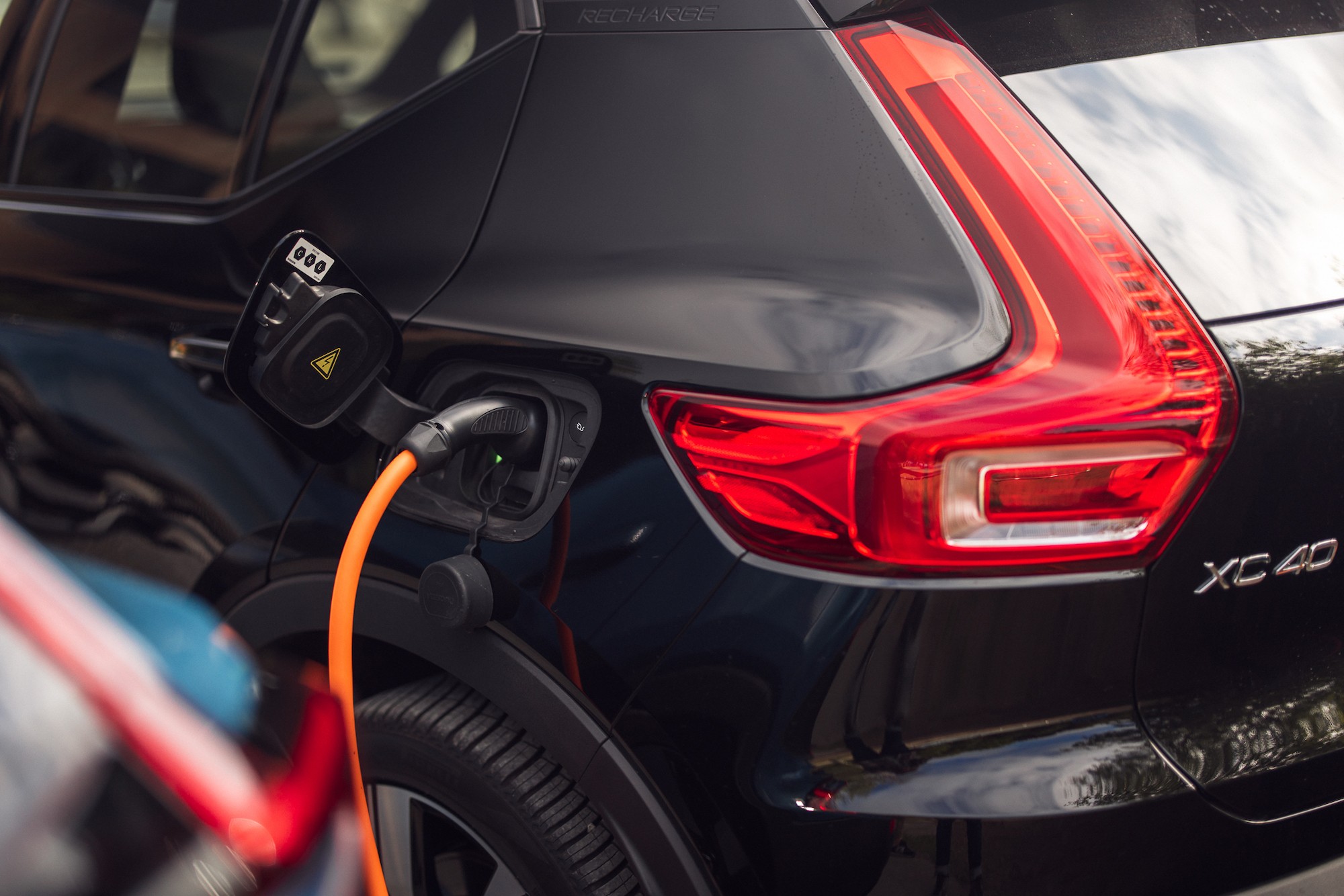 XC40 i C40 można ładować z maksymalną mocą 150 kW. Schowek na przewód do ładowania umieszczono z przodu