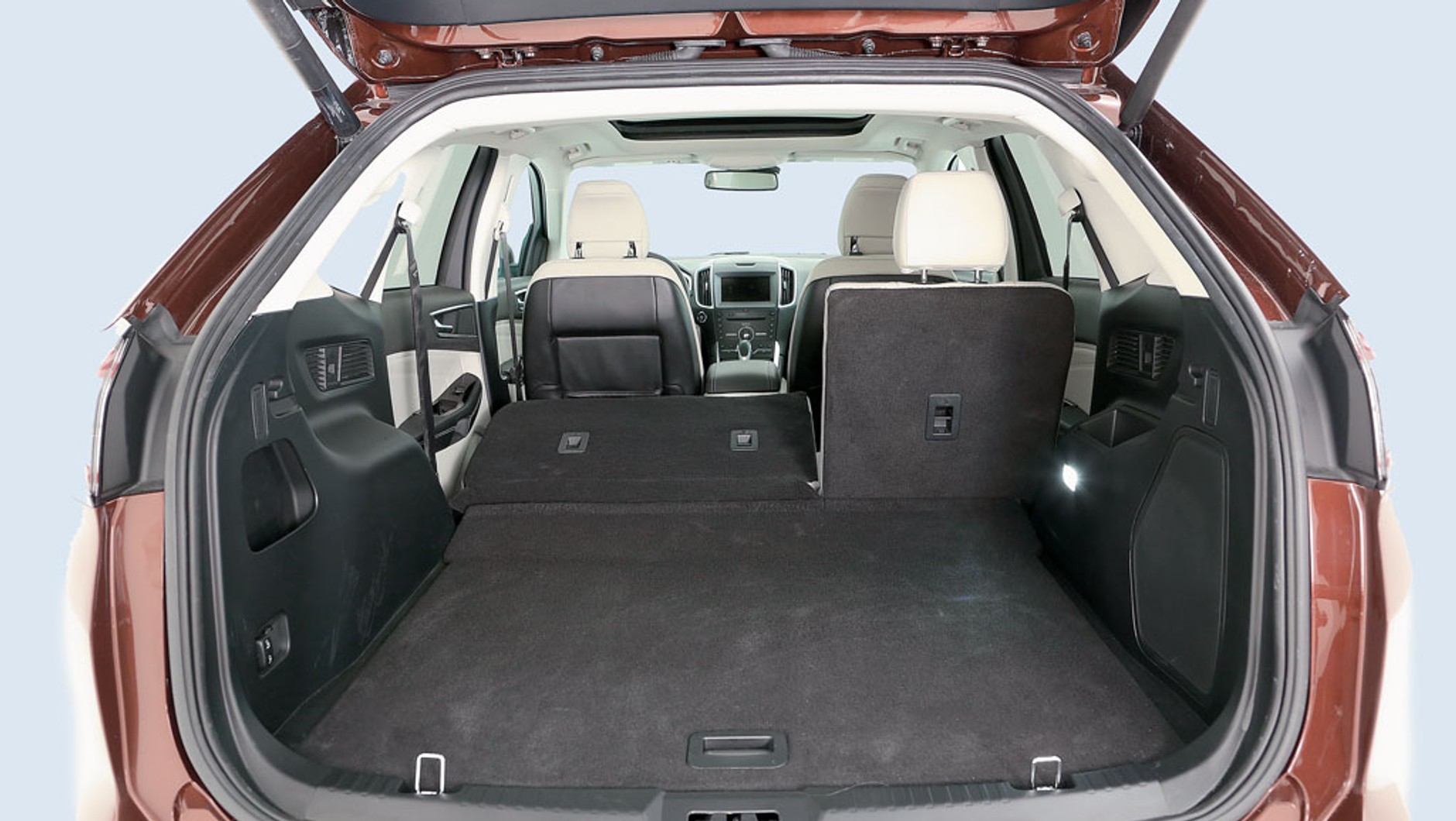 Klapa otwiera się elektrycznie, a za nią więcej przestrzeni niż w VW Touaregu – tak twierdzi Ford