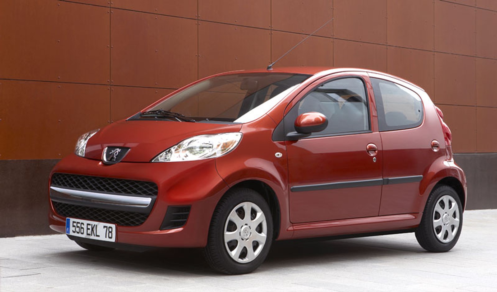 Peugeot 107: z nową twarzą (fotogaleria i dane techniczne)