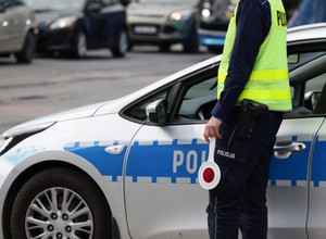 Przez uchyloną szybę wrzuciła do radiowozu 200 zł