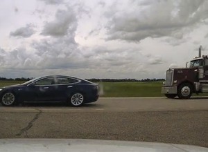 Policja ścigała Teslę prowadzoną przez Autopilota. Kierowca i pasażer spali!