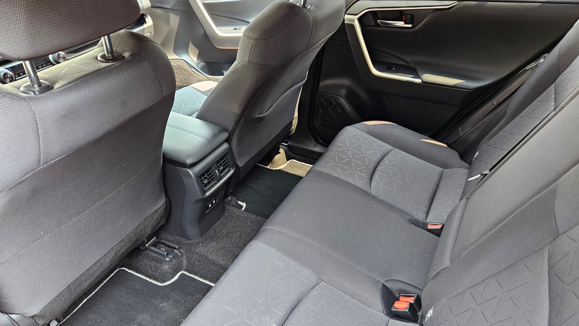 Wnętrze Toyoty wystawione w przysalonowym komisie nie było złe, ale dałoby się je dopieścić bardziej. Być może w tym modelu nie trzeba tego robić, bo klient i tak się znajdzie.