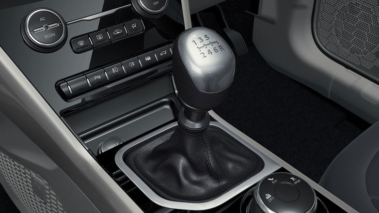 Początkowo Tata Nexon będzie dostępna tylko z manualną skrzynią biegów.