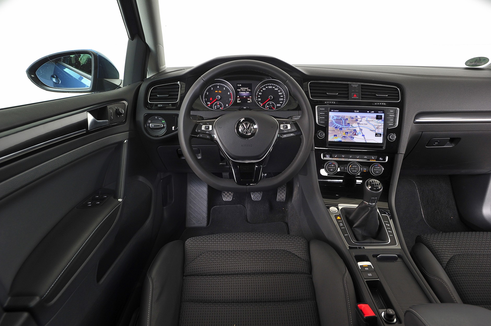 Marcin i Karina o Golfie: Możliwość wyboru trybów jazdy i zmiany biegów łopatkami przy kierownicy to miłe sportowe akcenty. Świetne materiały.