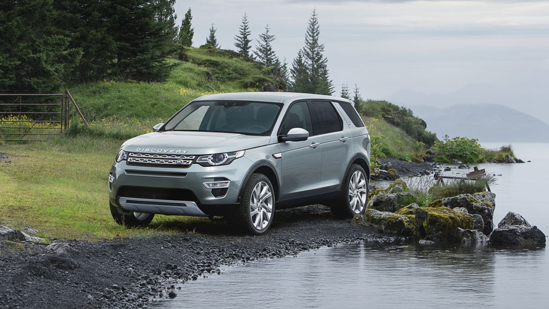 Jeżeli na bezdrożach napotkacie wodę, wówczas przyda się także system Wade Sensing, czyli czujnik głębokości. Sensory umieszczono pod lusterkami bocznymi. Discovery Sport może się zanurzyć na głębokość aż 60 cm!