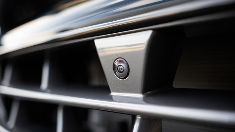 Typowa kamera przednia samochodu: zasadniczo służy do pomocy przy parkowaniu, ale potrafi też stale monitorować otoczenie