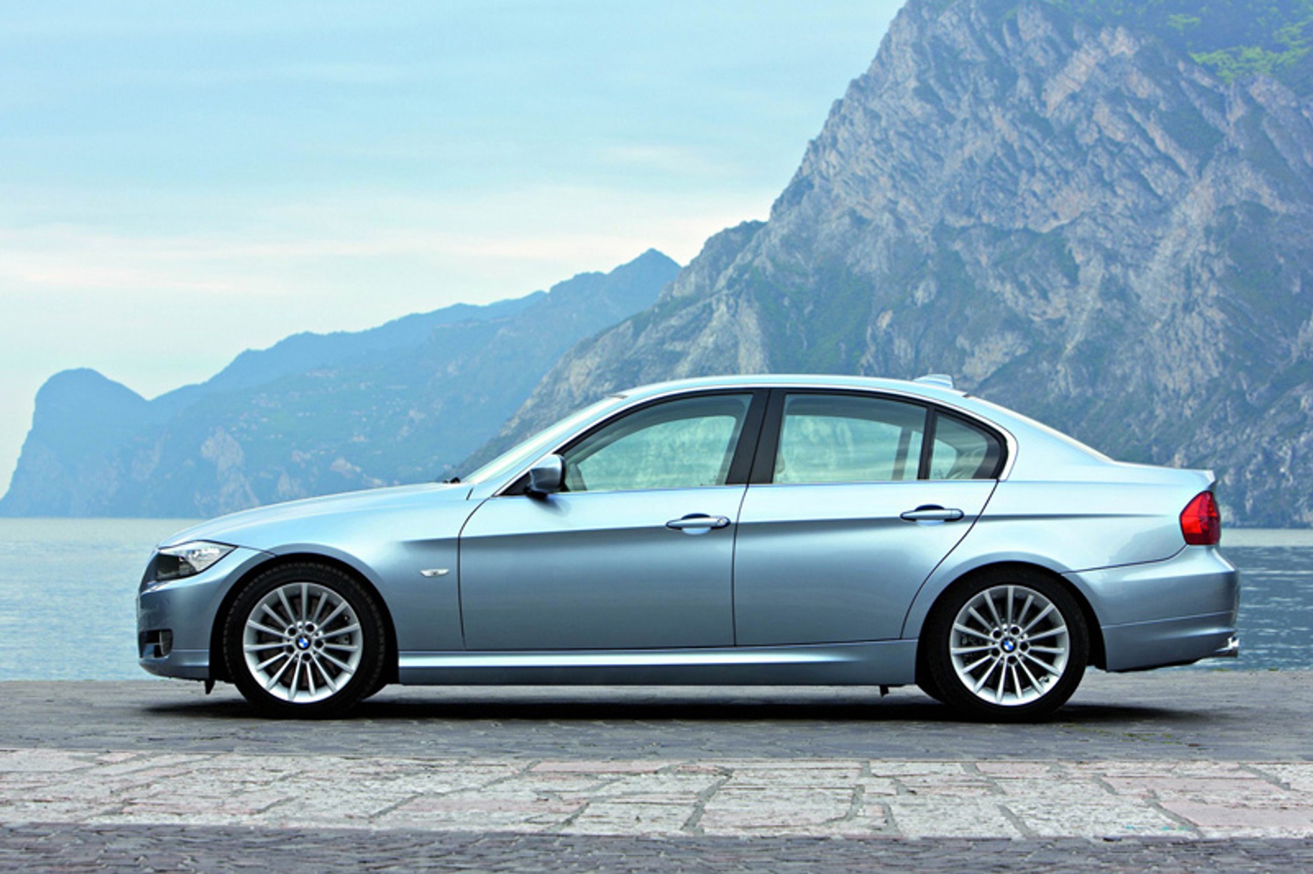 BMW 3: Odmłodzone nadwozie z nową techniką