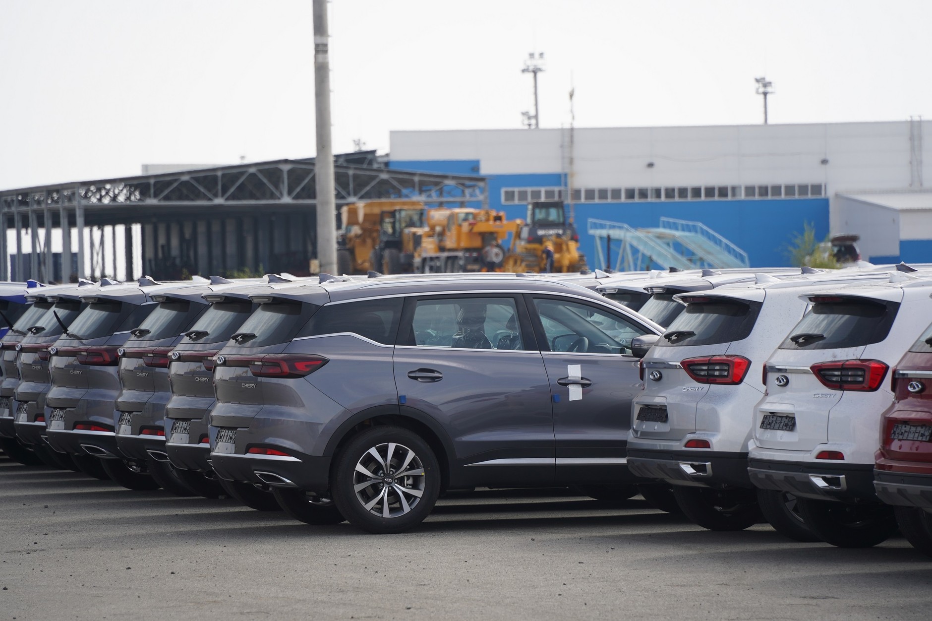 Nowe chińskie samochody (Chery) czekające w porcie na transport.