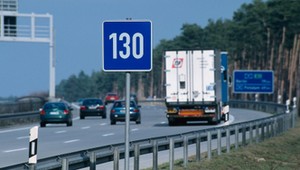 Ograniczenia prędkości na autostradach są niepotrzebne. Elektryki i tak jeżdżą wolno