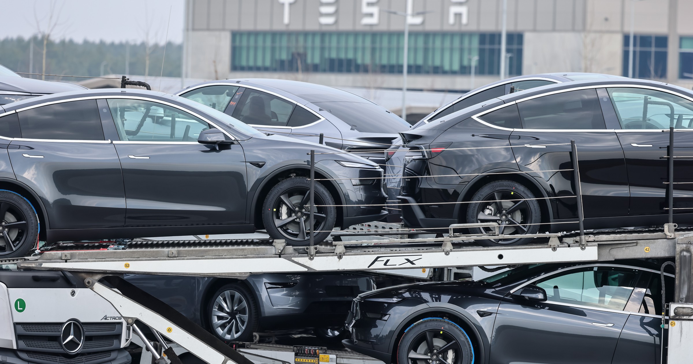 Transport samochodów marki Tesla