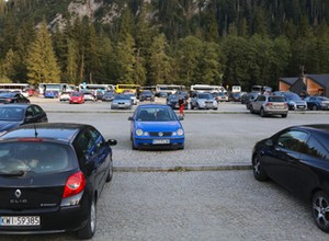 Chcieli na siłę zaparkować w Tatrach. Najeżdżali na pracownika, zniszczyli parking