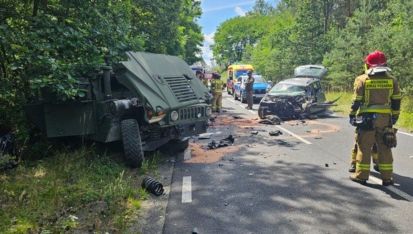 Wypadek na Dolnym Śląsku: Passat zderzył się z Humvee armii USA