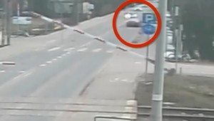 Przejechał slalomem przez zamknięty przejazd. W oddali widać już policyjne "koguty"
