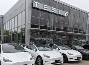 Tesla znowu obniża ceny. O ile potaniały elektryki?