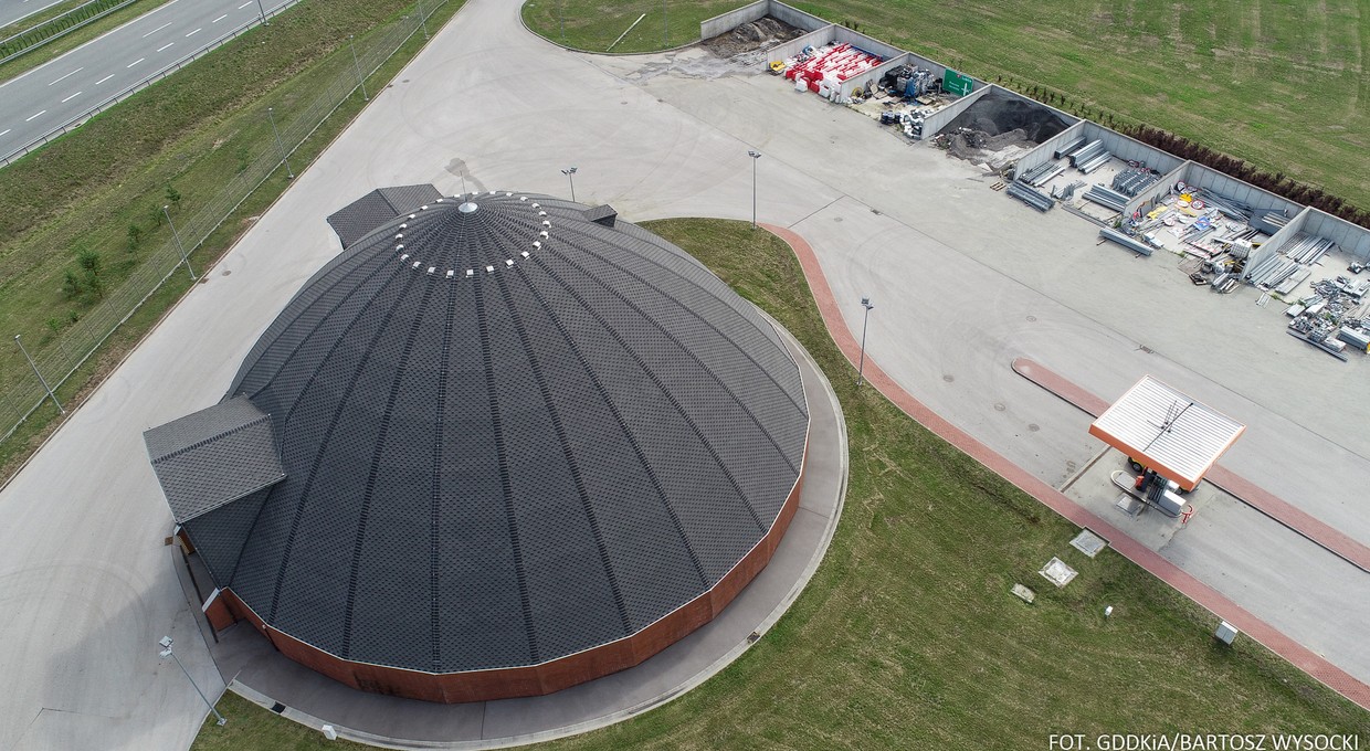 Czemu przy drogach stoją dziwne kopuły? Pochodzą z Kanady i mają ważne zadanie