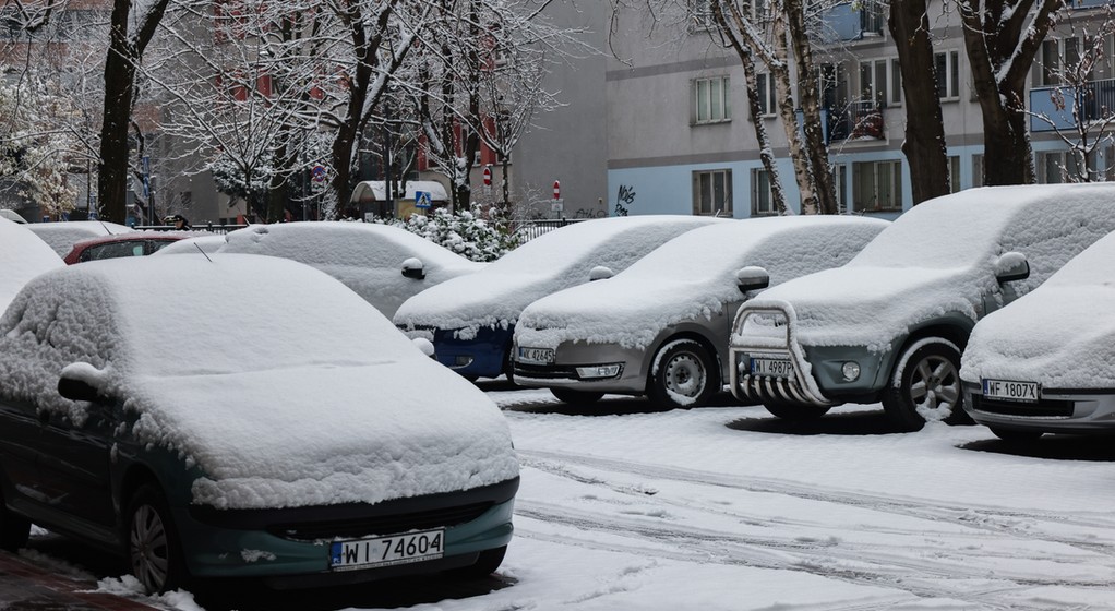 24b22016 - WARSZAWA OPADY ŚNIEGU W STOLICY (śnieg na ulicach)