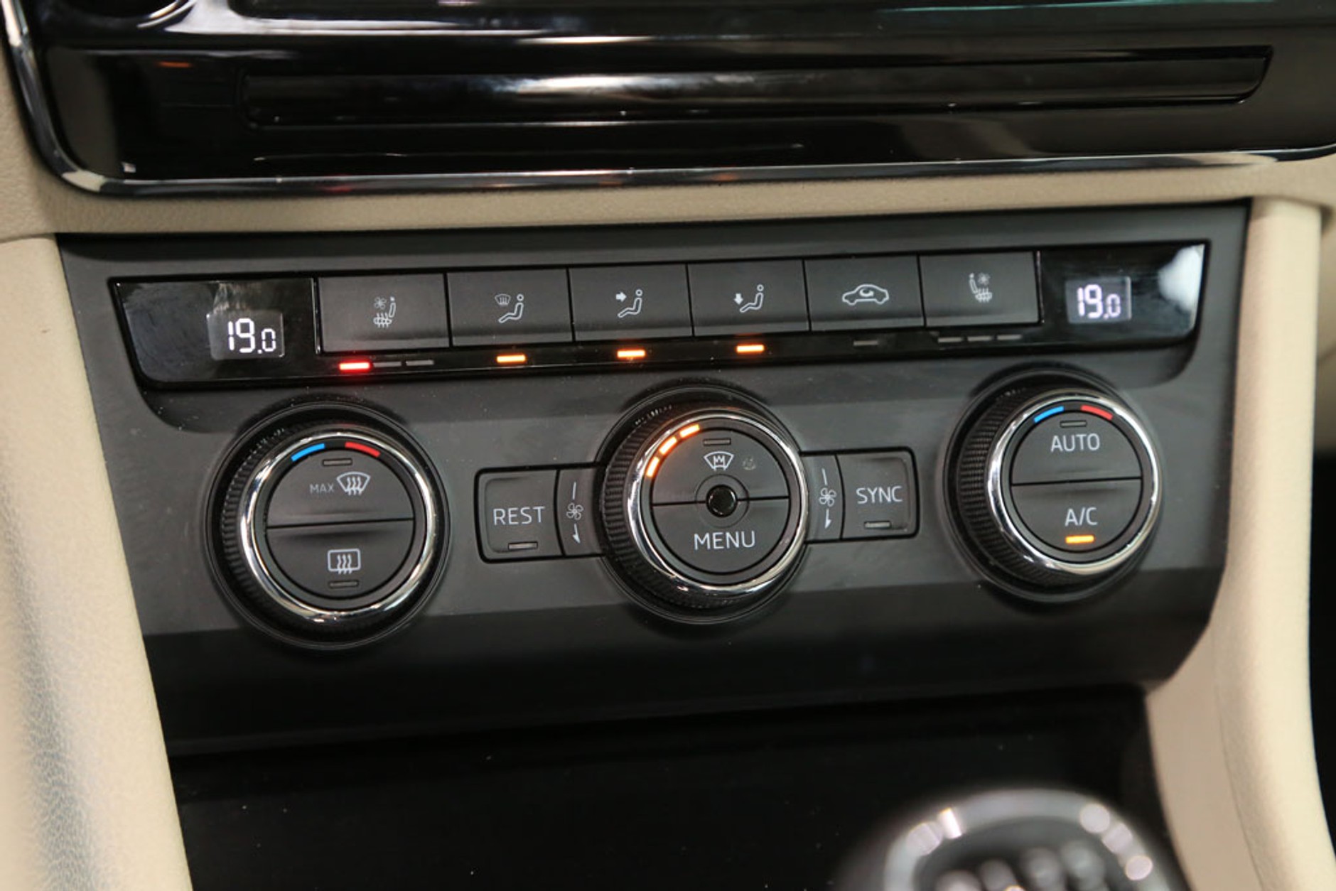 Skoda Superb 1.4 TSI ACT Style - klasa średnia małolitrażowa