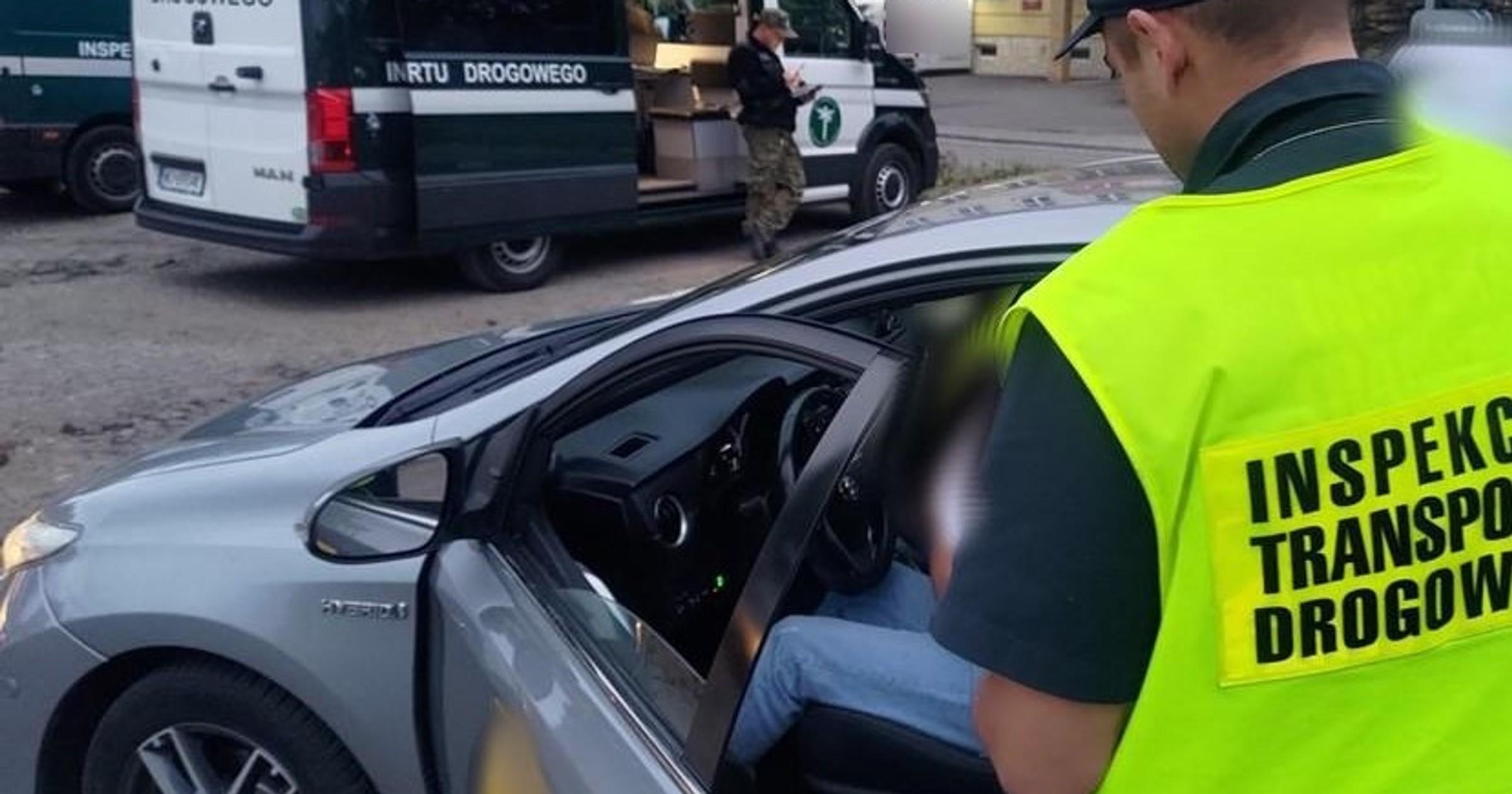 Inspektorzy ITD kontrolują taksówkarza i taksówkę (czerwiec 2024 r.)