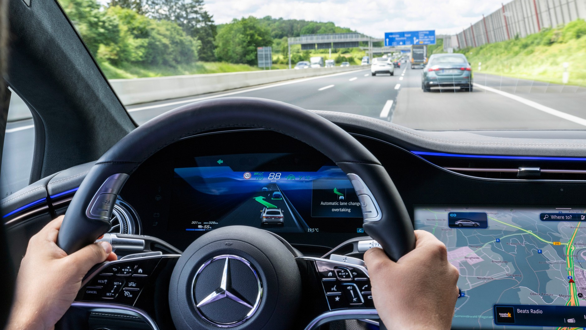 Ten sam samochód, po wyłączeniu Drive Pilota 95 potrafi – korzystając z autopilota na poziomie 2+ – wyprzedzać i może jechać szybciej, ale na odpowiedzialność i pod stałą kontrolą kierowcy. Trwają prace, aby połączyć funkcjonalności obu systemów