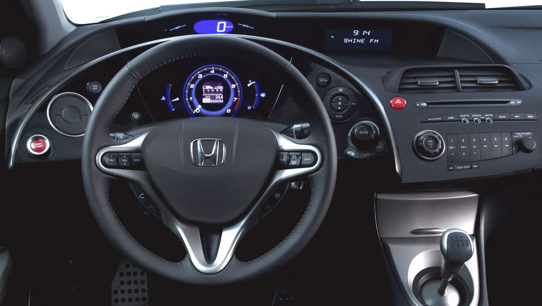 Honda Civic VIII może zniechęcać wyłącznie kosmiczną stylistyką. Sukces na rynku pierwotnym i wtórnym pokazuje jednak, że większości kierowców designerska awangarda nie przeszkadza.