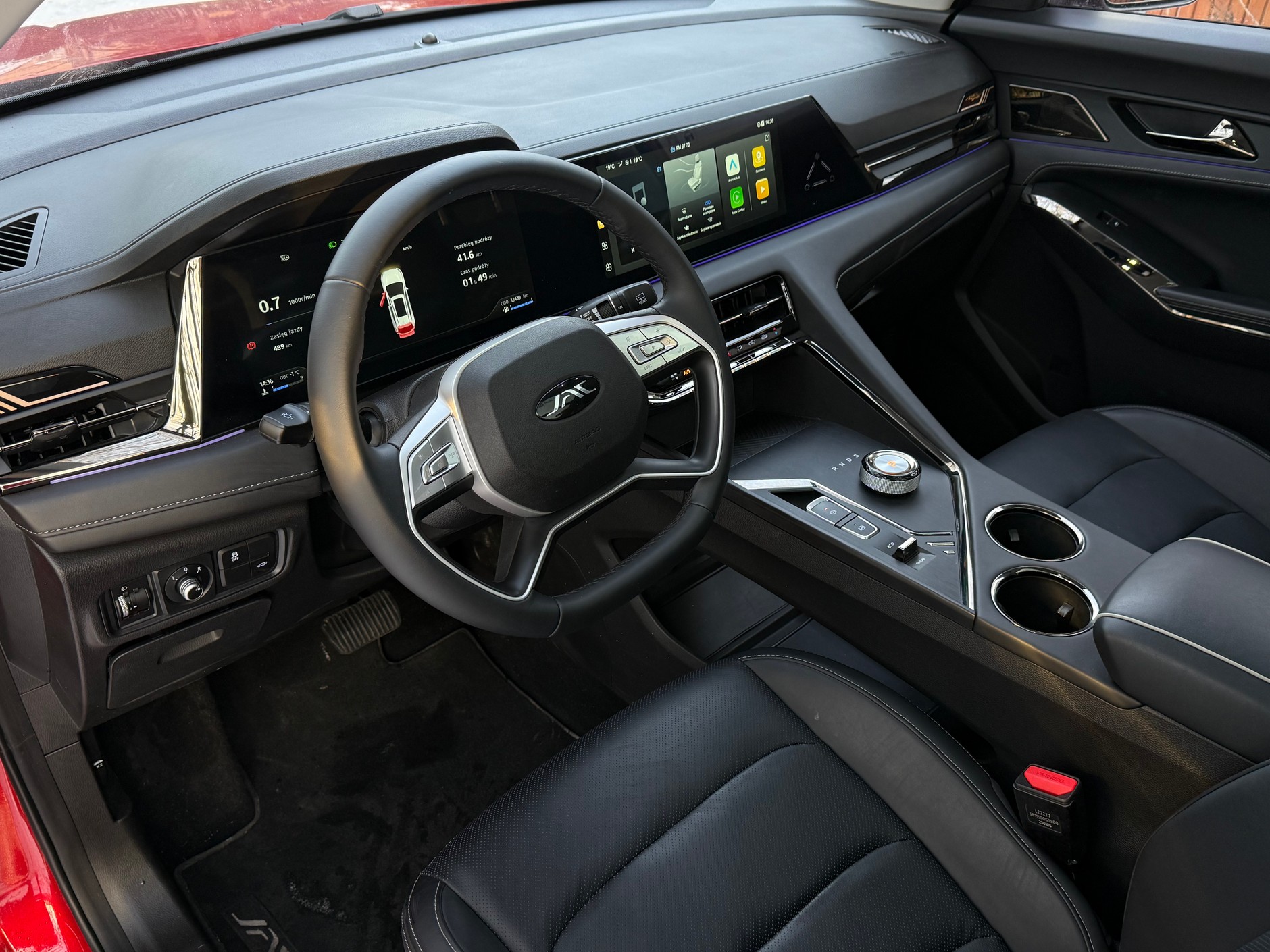 JAC JS8 Pro ma kierownicę umieszczoną przy samej desce rozdzielczej; nie da się jej przybliżyć