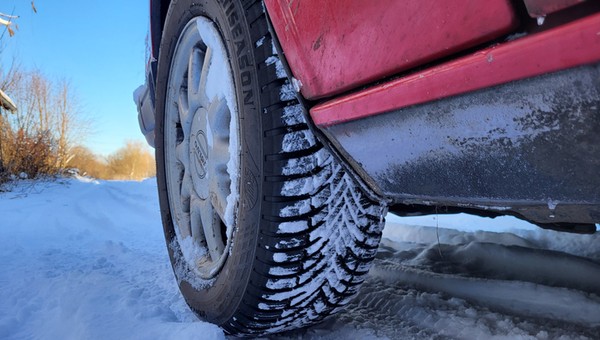 Ostra zima i opony całoroczne. Czy to się może udać?