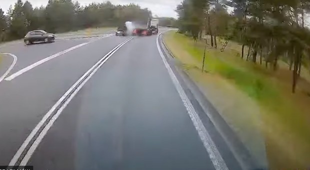 I nagle zobaczył przed sobą naczepę ciężarówki pędzącą pod prąd... Jest nagranie