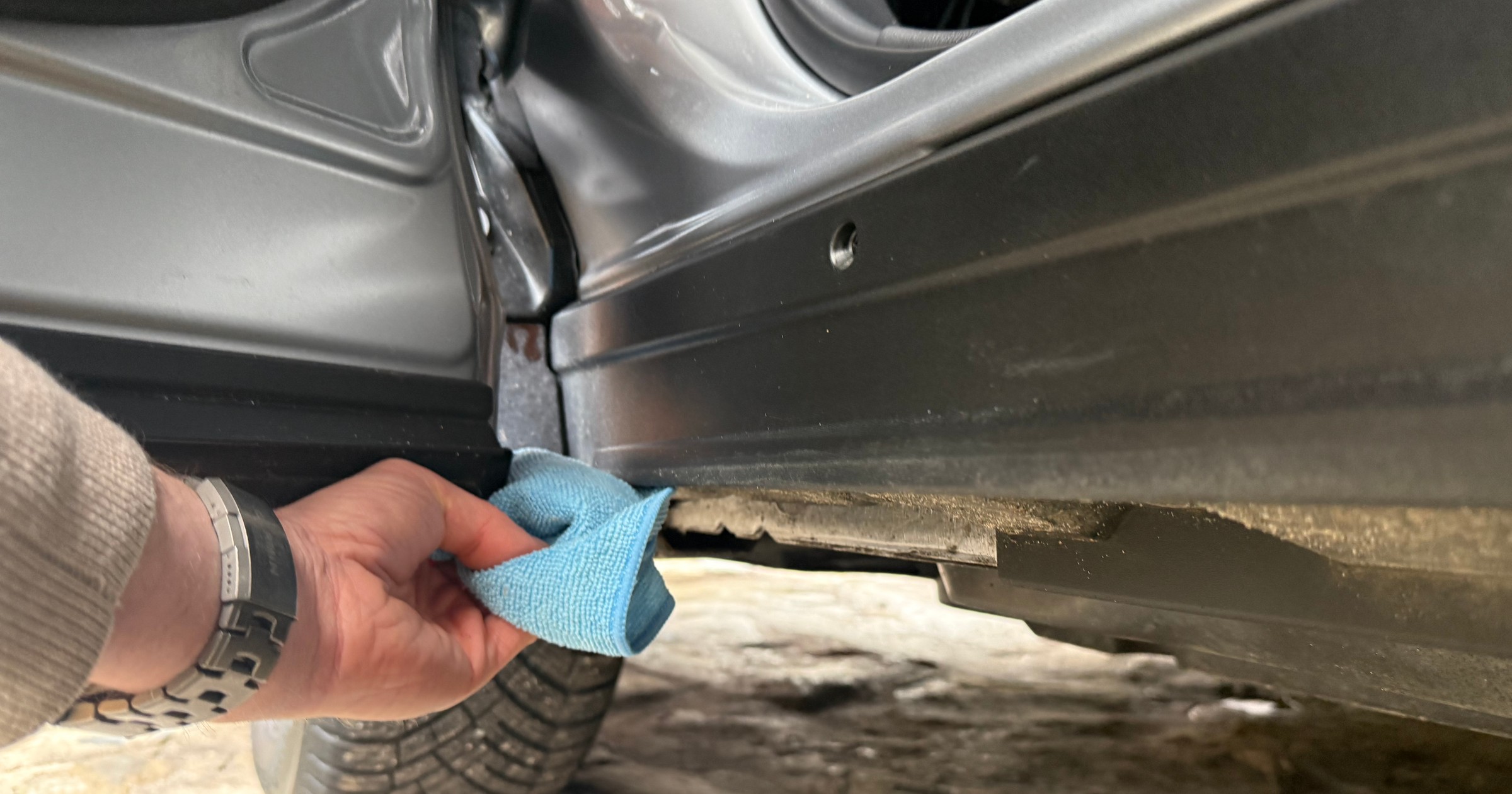 Po zimie warto umyć wewnętrzne płaszczyzny drzwi, zmyć sól z progów oraz listew ochronnych i ozdobnych