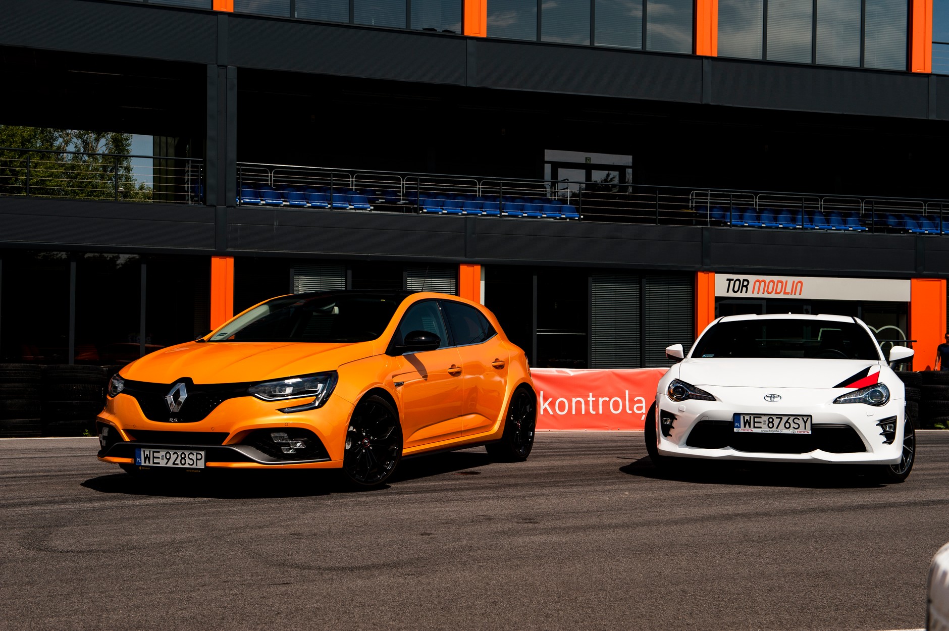 Toyota GT86 vs Renault Megane RS