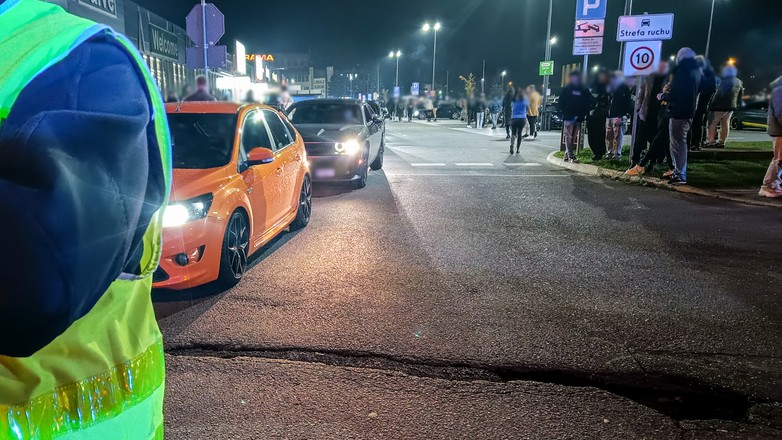 Kontrola policji na parkingu