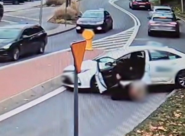 Scena jak z głupiego filmu. Taksówka ruszyła bez kierowcy |Nagranie|