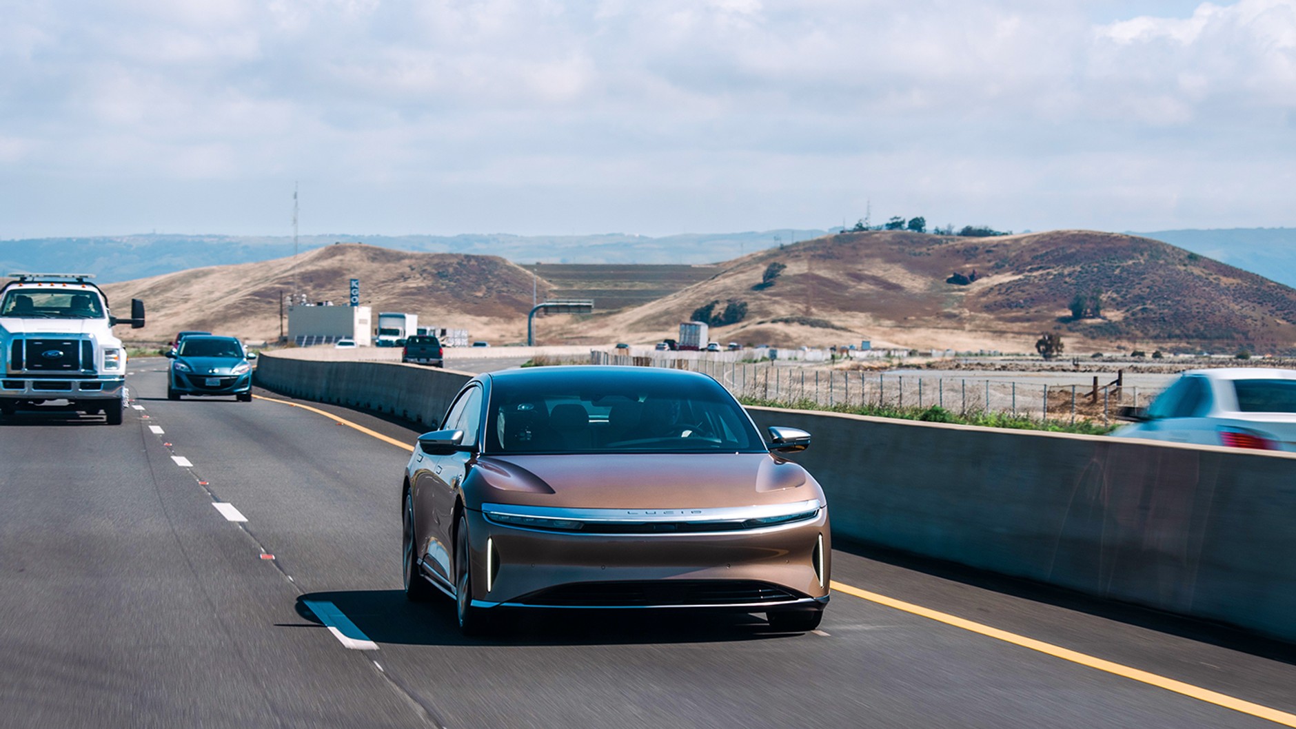 Autostrada 101: płynne poruszanie się wśród innych samochodów przynosi obniżenie zużycia energii. Przyspieszanie sprawia za to niesamowite wrażenie, nawet od prędkości 80 km/h