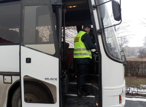 Niesprawne autobusy dowoziły uczniów do szkoły