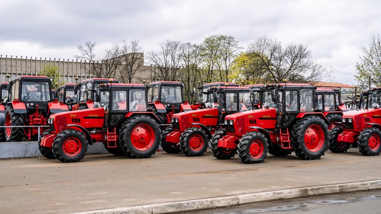 Traktory MTZ Belarus - zdjęcie ilustracyjne