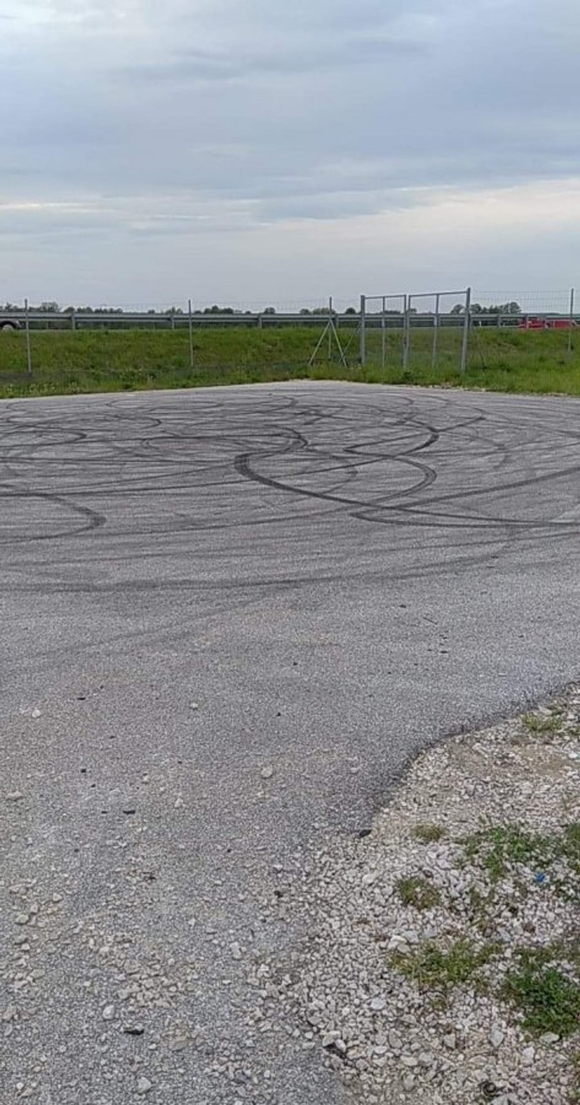 Bracia kręcili „bączki” do momentu aż Mercedes się spalił