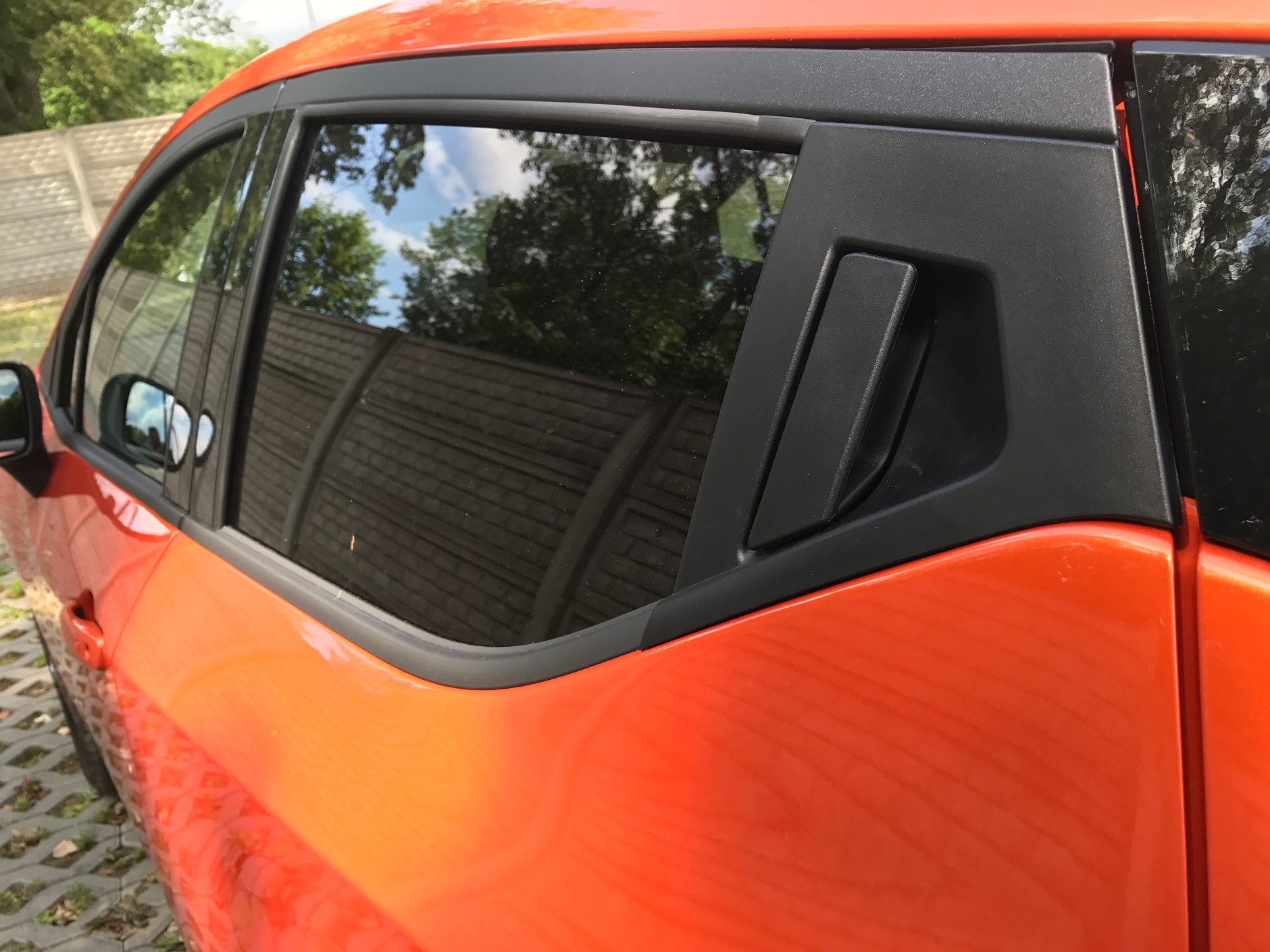 Tylna klamka to spory problem nawet dla 8 letnich dzieci. Nissan Micra