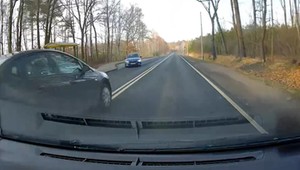 Od zderzenia czołowego dzieliły ich centymetry. Policja dostała nagranie z kamerki