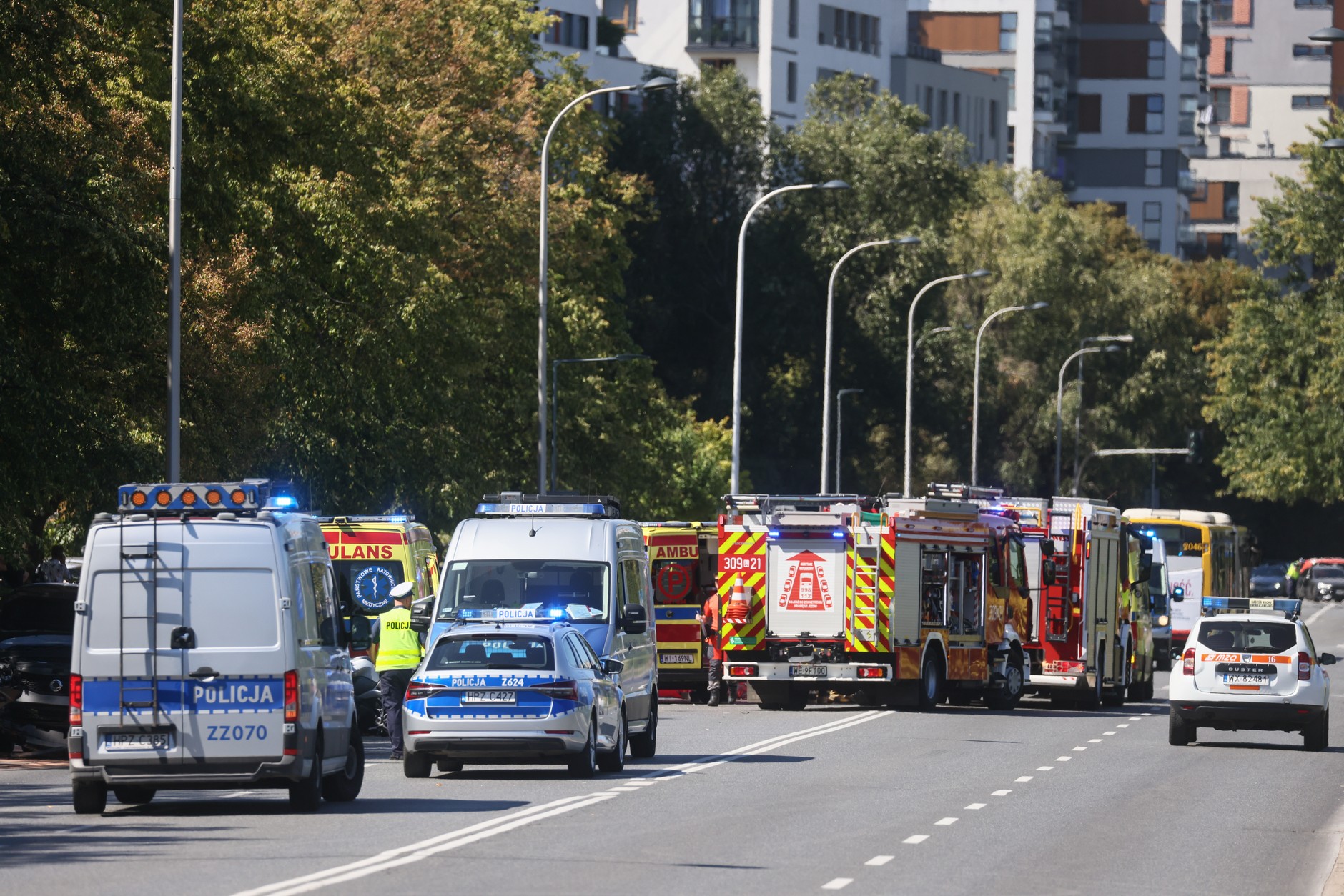 Samochód wjechał w przystanek na warszawskim Mokotowie. Dwie osoby nie żyją