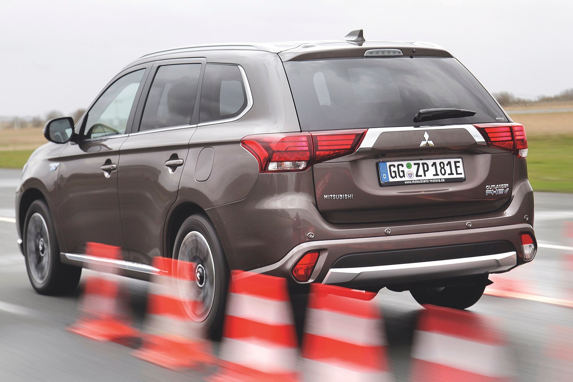 Hybrydowi pogromcy diesli - Mitsubishi Outlander PHEV i Toyota RAV4 Hybrid