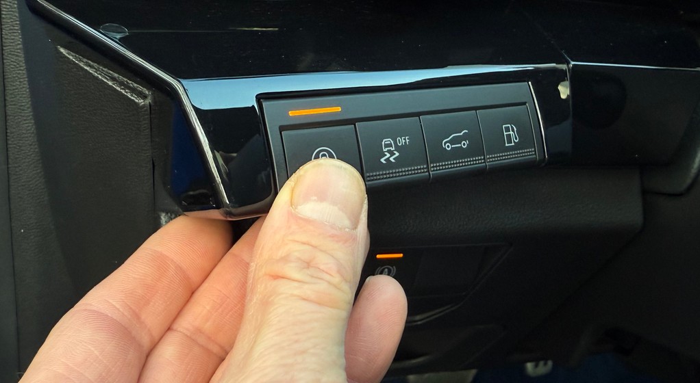 A oto najważniejszy przycisk w samochodzie: wyłącznik obowiązkowego systemu ostrzegającego o przekroczeniu prędkości
