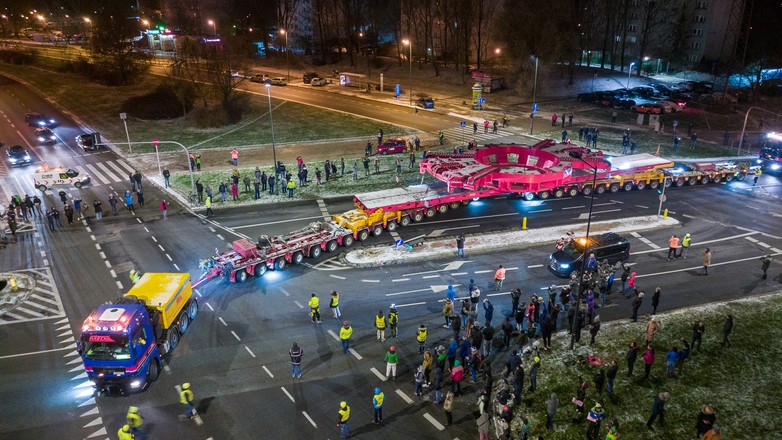 Transport elementów maszyny TBM przejeżdża przez Warszawę