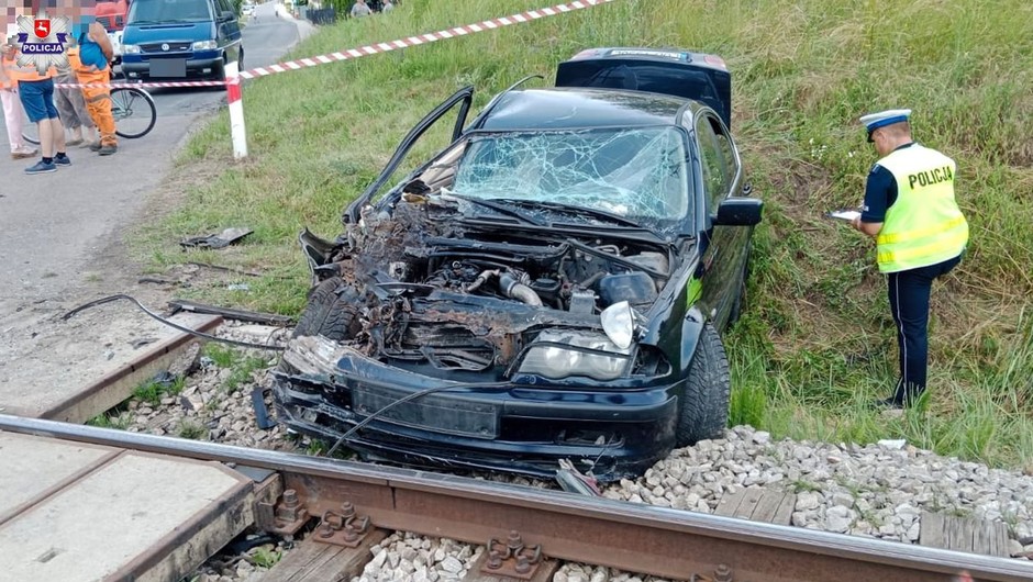 Samochód wjechał w pociąg; kierowca z pasażerką uciekli z miejsca zdarzenia