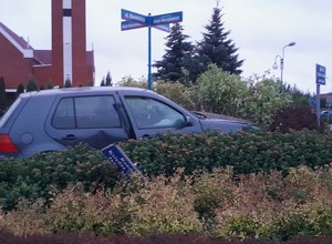 Ściął znak drogowy, wjechał na środek ronda i tam zaparkował [Nagranie z monitoringu]