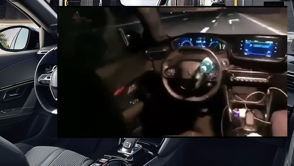 Auto jedzie samo, a kierowca siedzi z tyłu. To nie skończyło się dobrze [Nagranie]