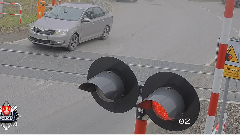Wjazd na przejazd kolejowy pomimo zakazu